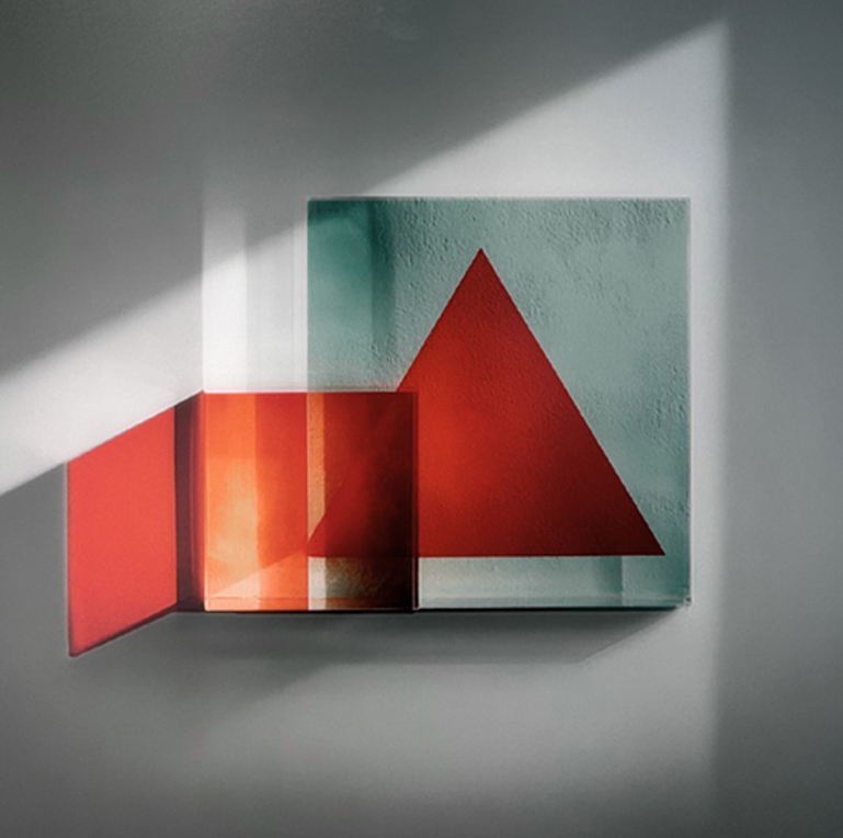 Curaduría de arte para las oficinas de Lincoln International, obra geométrica integrada en el diseño interior.