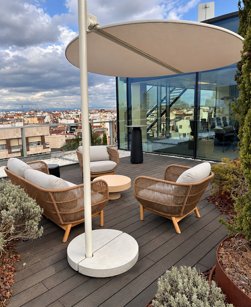 Terraza de las oficinas Lincoln International con mobiliario exterior y vegetación